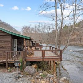 The Great Escape - Riverfront Cabin, Mountain Views, Fishing, and Rafting!，位于西尔瓦的酒店