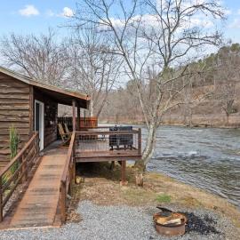 Cast Away - Riverfront Cabin, Mountain Views, Fishing, and Hiking!，位于西尔瓦的酒店