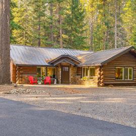 Contemporary Log Cabin Near Cle Elum Lake!，位于罗纳德的酒店