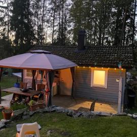 Cozy cottage in the woods near lake & sauna，位于Edsbro的酒店