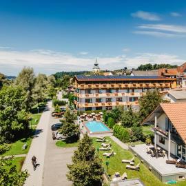 Hotel Restaurant Zum Goldenen Anker mit Hallenbad & Wellnessbereich，位于Windorf的酒店