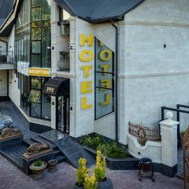 SV Hotel, Restaurant & Airport Parking,位于Todireşti的酒店