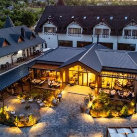 SV Hotel, Restaurant & Airport Parking，位于Todireşti的酒店