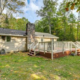 5 MI to Otter Lake: Home w/ Fire Pit & Yard，位于Elcho的酒店