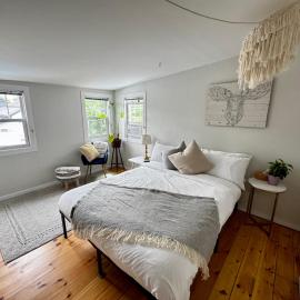 NookSide Nest Upstairs 2bedroom Suite King, Queen Kitchenette, Parking，位于Carleton Place的酒店