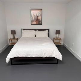 Private guest suite with bathroom and sitting area，位于哈利法克斯的酒店