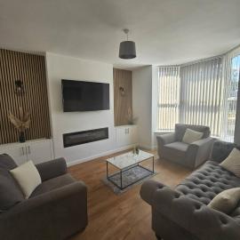 Spacious House with Parking and pool table