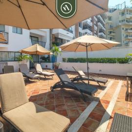 Amazing 2 BR Condo Overlooking the Pool - Romantic Zone，位于巴亚尔塔港的酒店