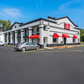 Red Carpet Inn and Suites，位于贝尔马尔的酒店