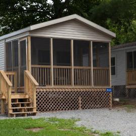 Circle M Camping Resort Screened Park Model，位于Wabank的酒店