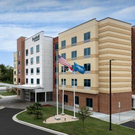 Fairfield Inn & Suites Weldon,位于Weldon的酒店