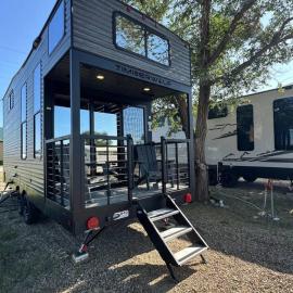Prairie Dog Perch Tiny Home，位于Interior的酒店
