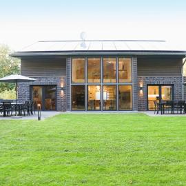 Villa Thormarcon am Plauer See für 20 Gäste, Sauna, Pool，位于Lenz的酒店