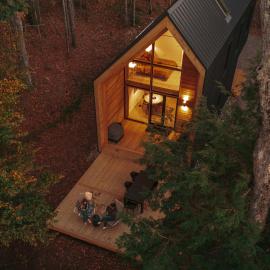 Camp Haliburton - Waterfront A-Frame，位于Wilberforce的酒店