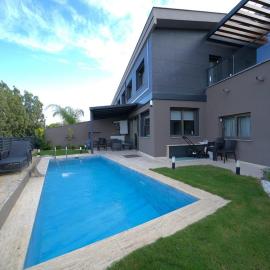 Luxury Villa in Urla Private Pool & Smart Home，位于乌尔拉的酒店