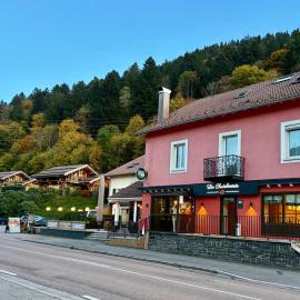 Logis Hôtel les Chatelminés，位于拉布雷斯的酒店