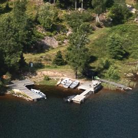 Accommodation near lake and forest including rowing boat，位于特拉诺斯的酒店