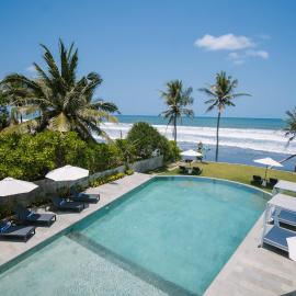 Nyuh Lengkong Beachfront Villa with Kitchen near Tanah Lot，位于Krambitan的酒店