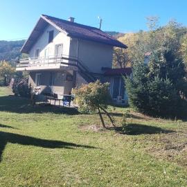 Вила "до Гората"，位于Tsŭrkvishte的酒店