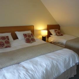 The Douglas Hotel，位于Langholm的酒店