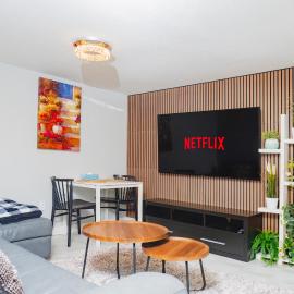 Superior and Spacious 2-bedroom basement private suite，位于埃德蒙顿的酒店