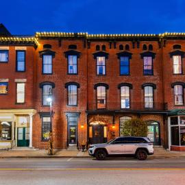 The Woodford Hotel，位于Versailles的酒店