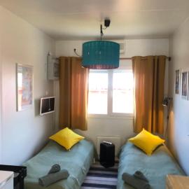 Hjemmekoselig Studio i Bergstaden, Alt du trenger og gratis parkering，位于勒罗斯的酒店