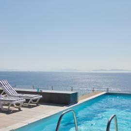 Deep Blue Luxury Escape Heated Pool & Sea View，位于萨罗尼扎的酒店