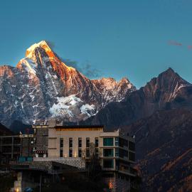Siguniang Mountain Star Moon Cliff Hotel，位于四姑娘山的酒店