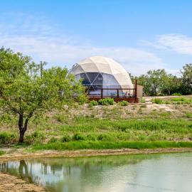Luxury Glamping Dome on Texas Farm，位于圣马科斯的酒店
