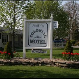 Smith's Colonial Motel，位于Hancock的酒店