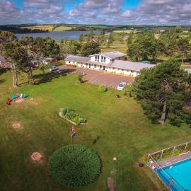 The Pines Motel and Cottages，位于Rustico的酒店