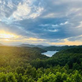 Hiwassee Lake Lodge - Private Mtn-Top Retreat - Lake Views - Sleeps 14，位于墨菲的酒店