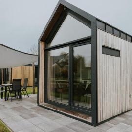 Charming Tiny House Getaway with Terrace，位于Balkbrug的酒店
