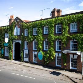 The Talbot Inn，位于沃金的酒店