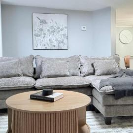 Contemporary Apartment- Prime Location to MBTA，位于波塔基特的酒店