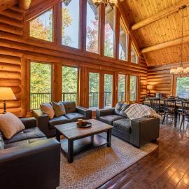 Private A-Frame Log Cabin near Tremblant With Hot tub Game Room，位于Labelle的酒店