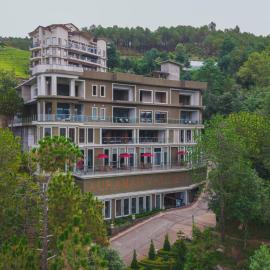 The Manor Sports and Wellness Hotel，位于Nāldera的酒店