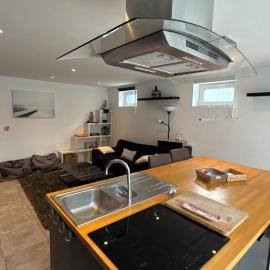 Appartement 5 personne avec accès piscine jacuzzi disponibilité saisonnière NEW PROPERTY MANAGEMENT !，位于Villers-la-Ville的酒店