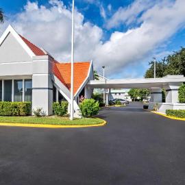 Howard Johnson by Wyndham Vero Beach / Downtown，位于维洛海滩的酒店
