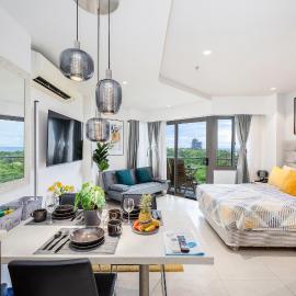 Stylish Studio at Tambuli Residences Ocean View by Dominik Studio Apartment with Pool Access & Balcony in Mactan，位于Maribago的酒店