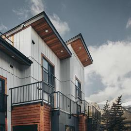 Basecamp Suites Canmore，位于坎莫尔的酒店