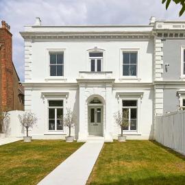 Double-Bed Bedroom, Living Room and Kitchenette, Private Bathroom & Utility Room available at Willow House, Shepperton，位于谢珀顿的酒店