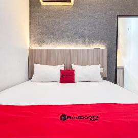 RedDoorz near Alun Alun Subang 2，位于梳邦再也的酒店