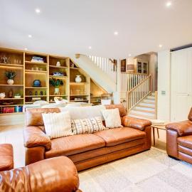 Luxury Home, spectacular grounds, pool & hot tub，位于Woodmancote的酒店