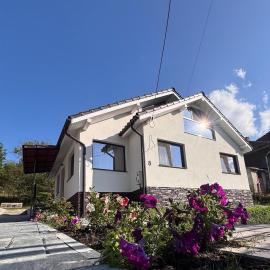 Charming Little House in Brad，位于Brad的酒店