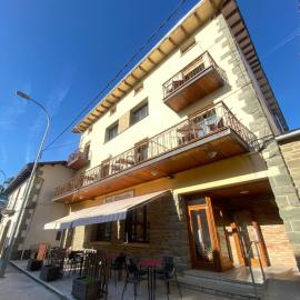 Hostal Collsacabra，位于L’ Esquirol的酒店
