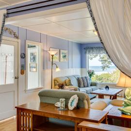 Ocean View with Hot Tub Miles Of Sandy Beach! Abalone Beach Cottage，位于亚查茨的酒店
