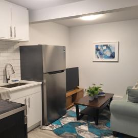 Comfortable Two Bed Basement With Free WiFi, Laundry and Private Entry，位于里贾纳的酒店