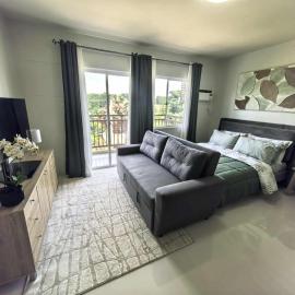 Stylish Condo Studio, Neflix, Pool, Balcony and near Airport，位于公主港的酒店
